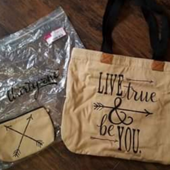 thirty-one Handbags - Thirty-One Wander tote and accessory bag